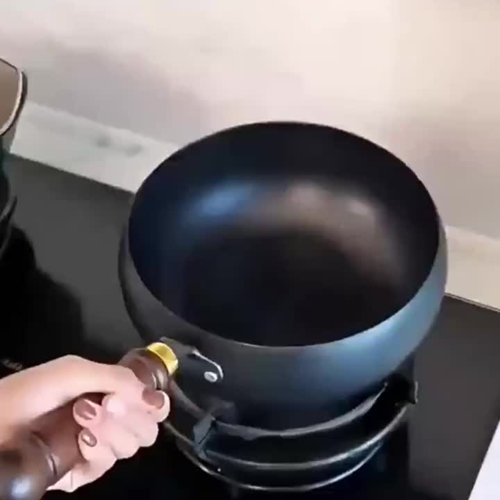 Hand-Forged Large Bellied Iron Wok - Non-Stick Deep Round Frying Pan with Wooden Handle, Heavy-Duty Cast Iron Cookware for Stir-Frying, Braising, Braising Pot, Traditional Cooking Pot, Durable Cooking Pot