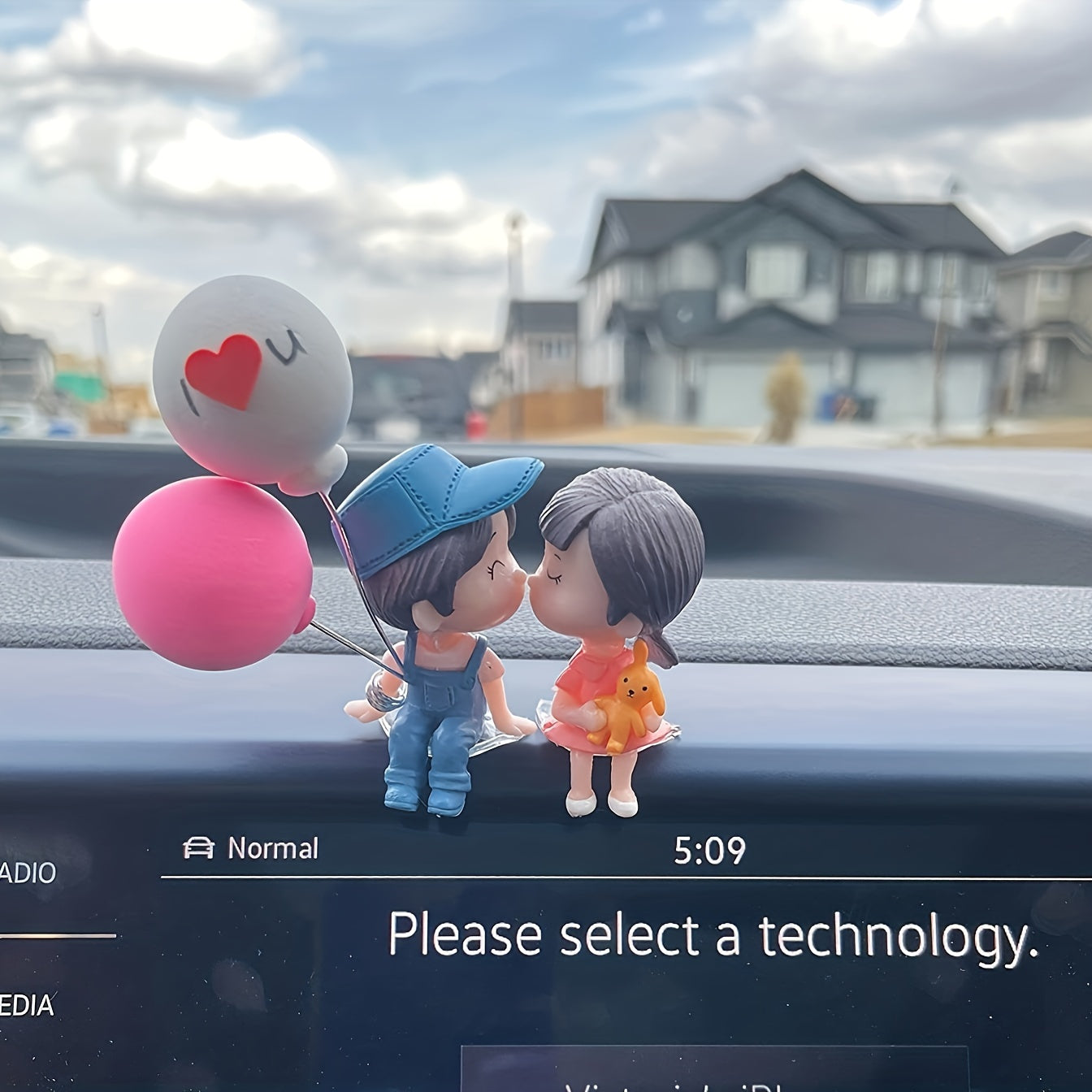 Cute Ornaments Couple Action Figurines Balloons Ornaments For Car Dashboard Decoration