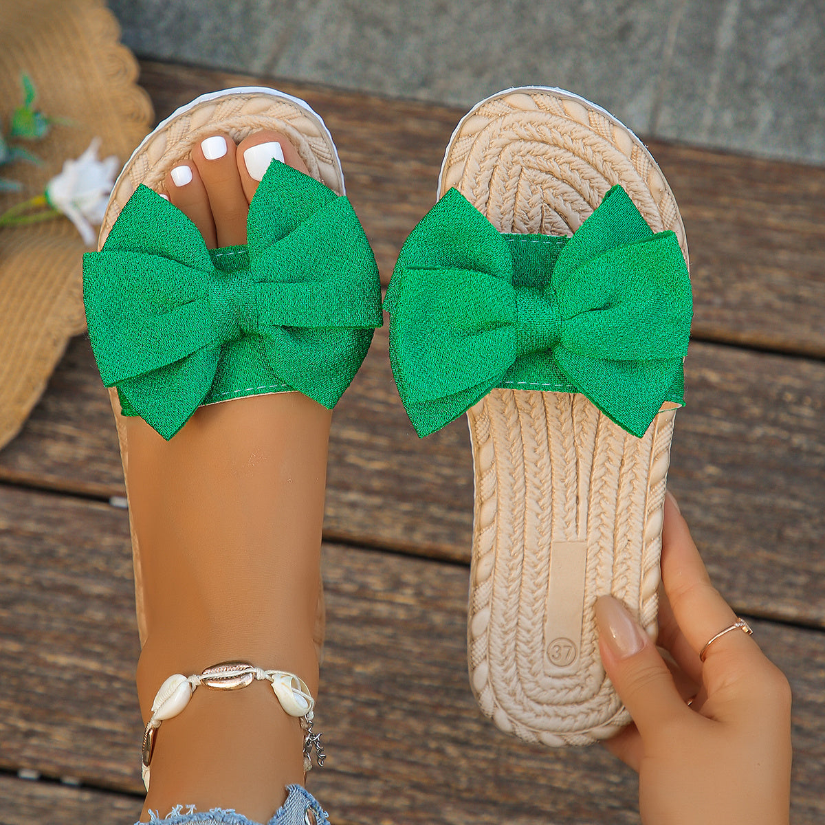 Sandálias rasas bege com laço para mulher - Sandálias de praia elegantes, antiderrapantes e com bico aberto, perfeitas para o verão. Sola em EVA confortável para looks casuais, férias e ocasiões informais.