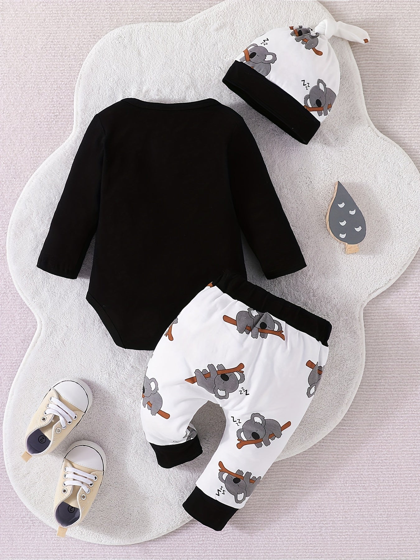 Conjunto de body de manga comprida, calças e gorro para bebé menino em algodão com estampado de coala a dormir super giro. Roupa para recém-nascido.