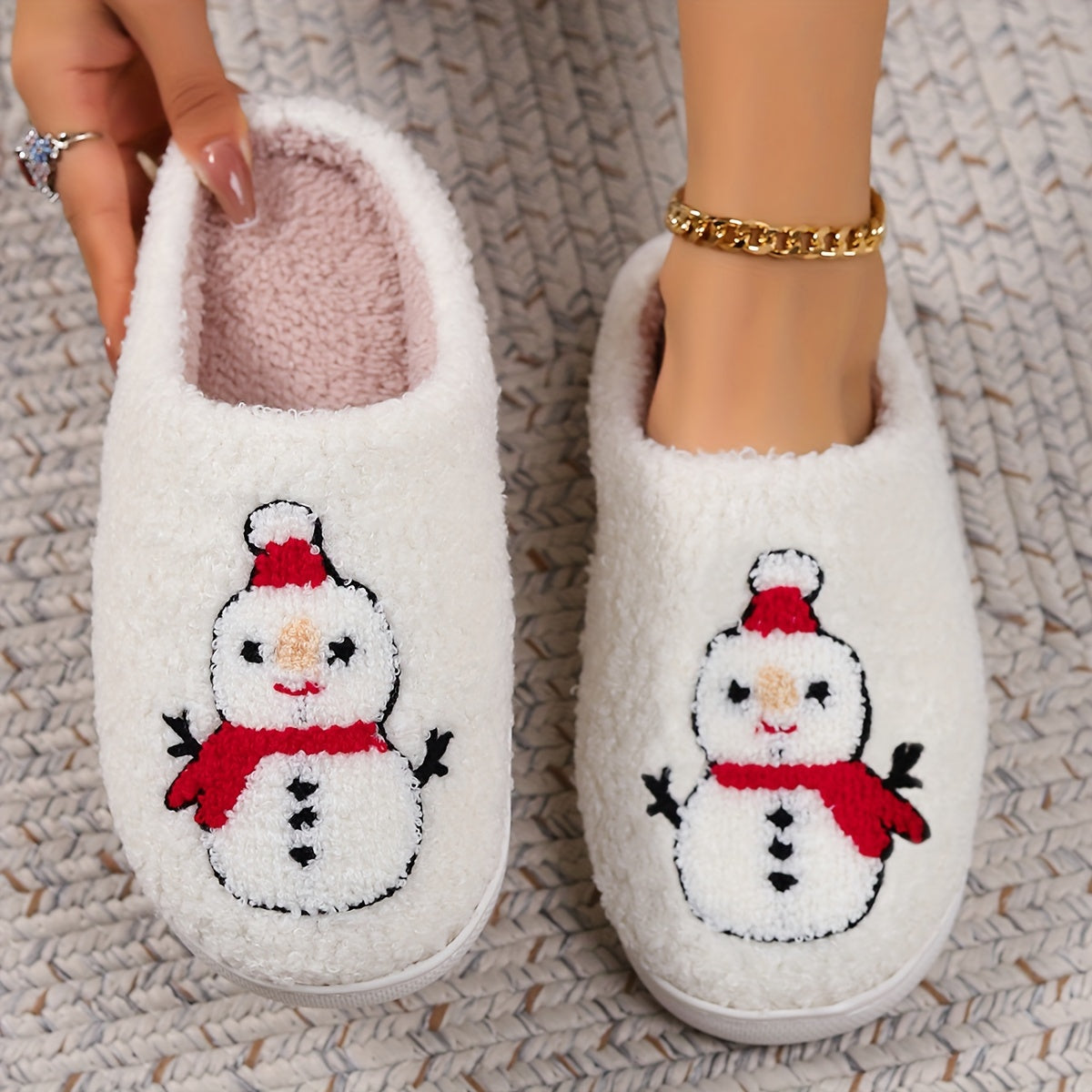 Pantufas felpudas com estampado de árvore de Natal, chinelos de inverno fechados e quentinhos para usar em casa, pantufas aconchegantes de sola macia e felpuda.