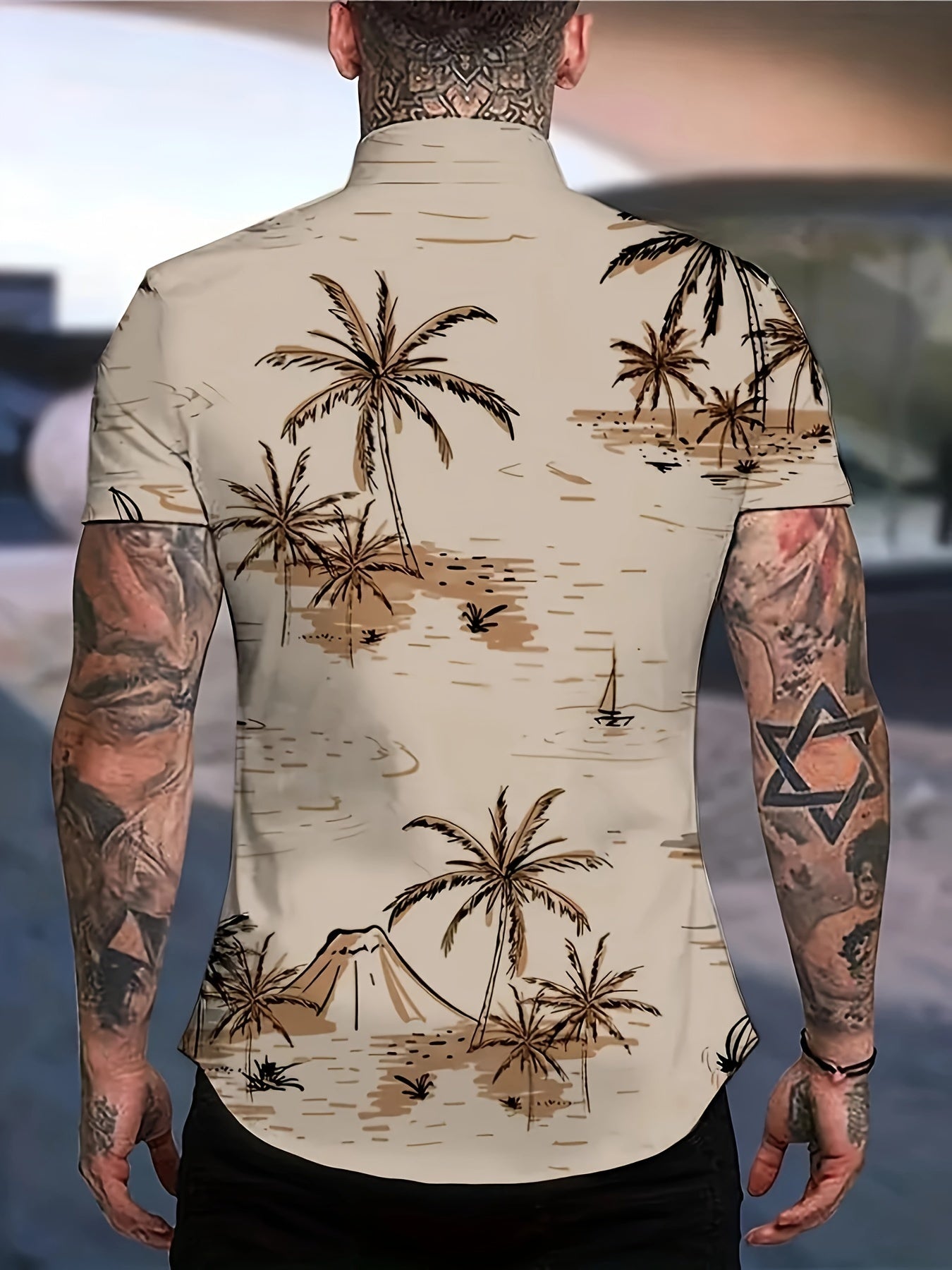 Camisa de homem de manga curta com estampado de coqueiros, ideal para o dia a dia em resorts e para a praia.