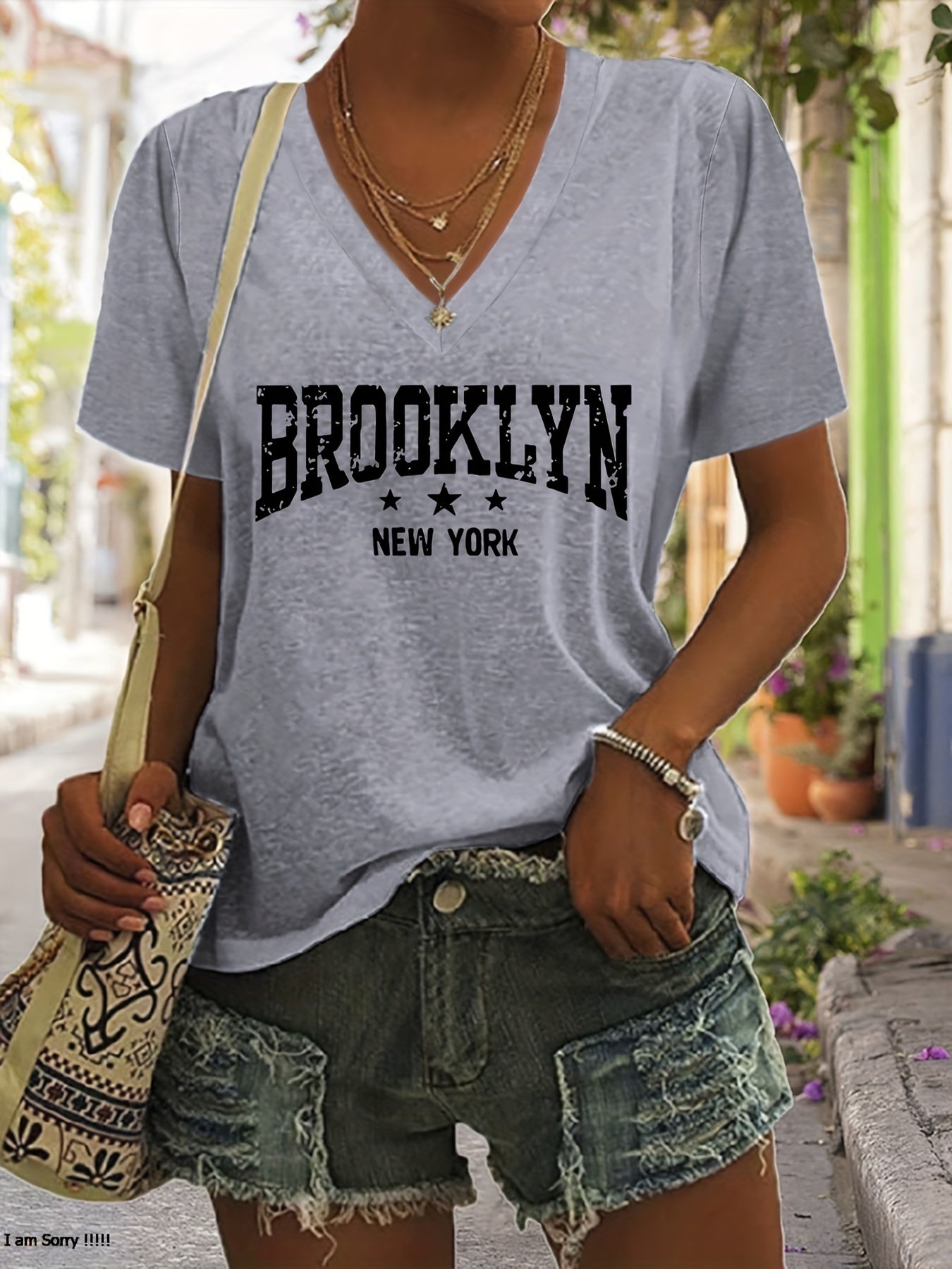 T-shirt casual para mulher com decote em V e estampado da inscrição "Brooklyn New York" - Estampado vibrante em rosa e preto, manga curta, corte regular, lavável à máquina, ideal para a primavera, verão e outono. Tecido resistente e durável.