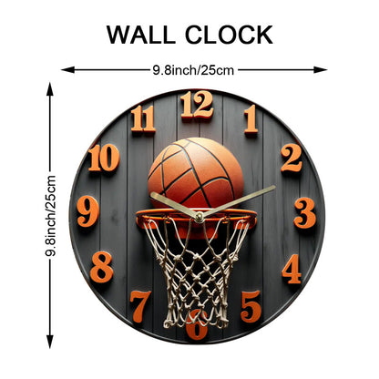 Relógio de parede com tema de basquetebol, com um desenho de rede, fundo preto e números laranja. Mede 24,89 cm e funciona com pilhas AA (não incluídas), sendo uma ótima peça decorativa para casa, escritório ou ginásio.