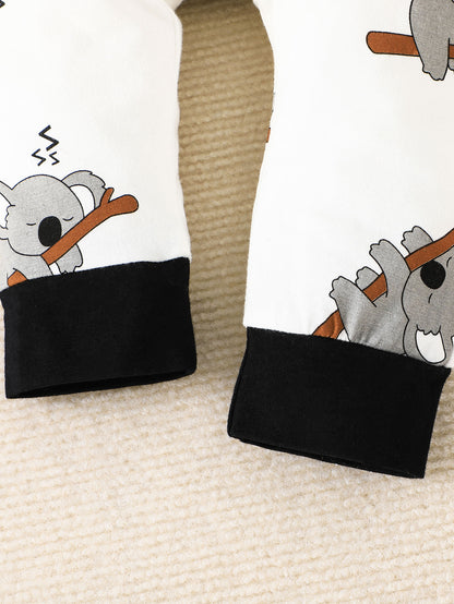 Conjunto de body de manga comprida, calças e gorro para bebé menino em algodão com estampado de coala a dormir super giro. Roupa para recém-nascido.