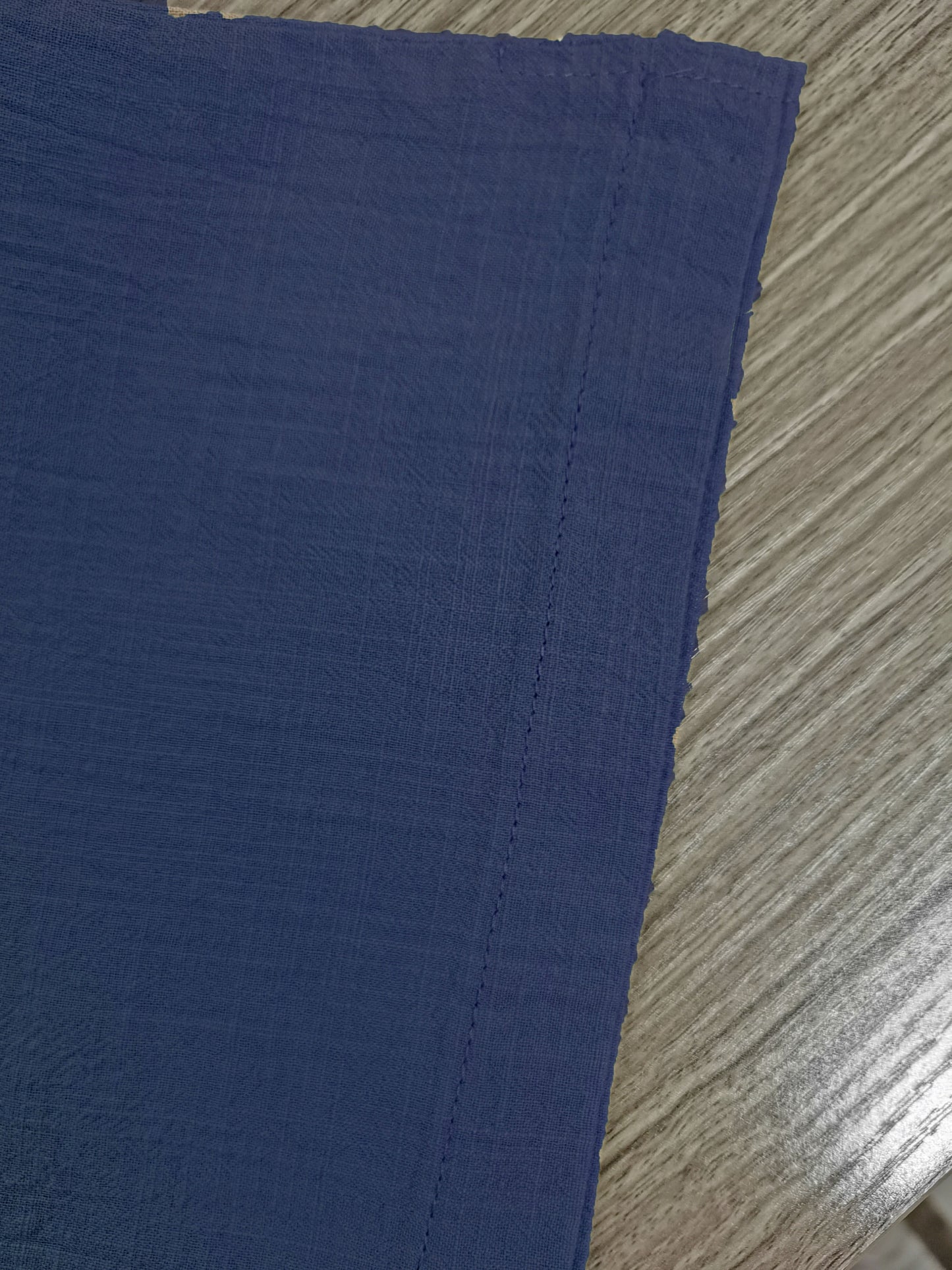 Camisa de homem, gola padre, manga curta, estilo Henley, ideal para o verão, uso casual, negócios e ocasiões formais.