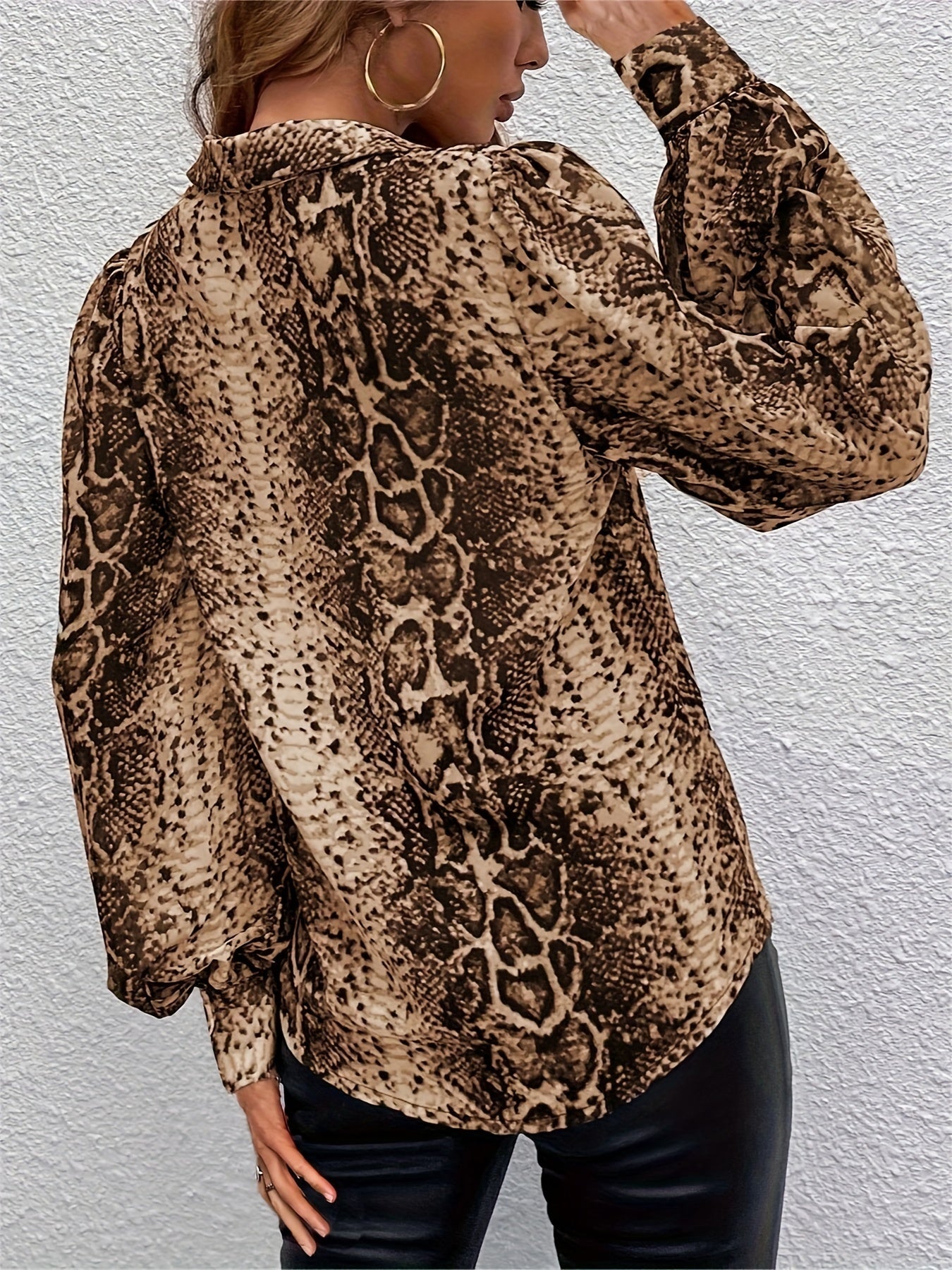 Elegante blusa de mulher com estampado de pele de cobra e botões frontais, mangas compridas abalonadas, ideal para a primavera e outono.
