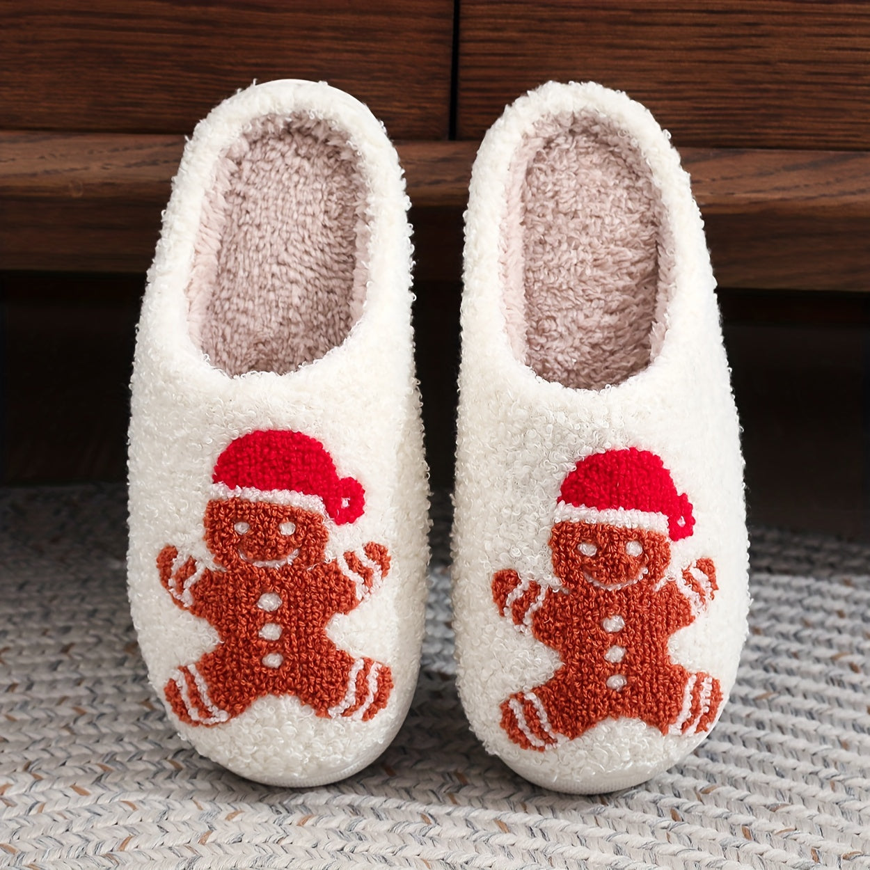 Pantufas felpudas com estampado de árvore de Natal, chinelos de inverno fechados e quentinhos para usar em casa, pantufas aconchegantes de sola macia e felpuda.