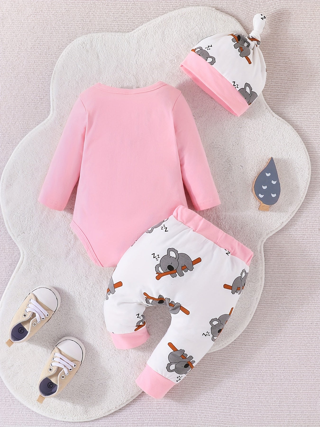 Conjunto de body de manga comprida, calças e gorro para bebé menino em algodão com estampado de coala a dormir super giro. Roupa para recém-nascido.