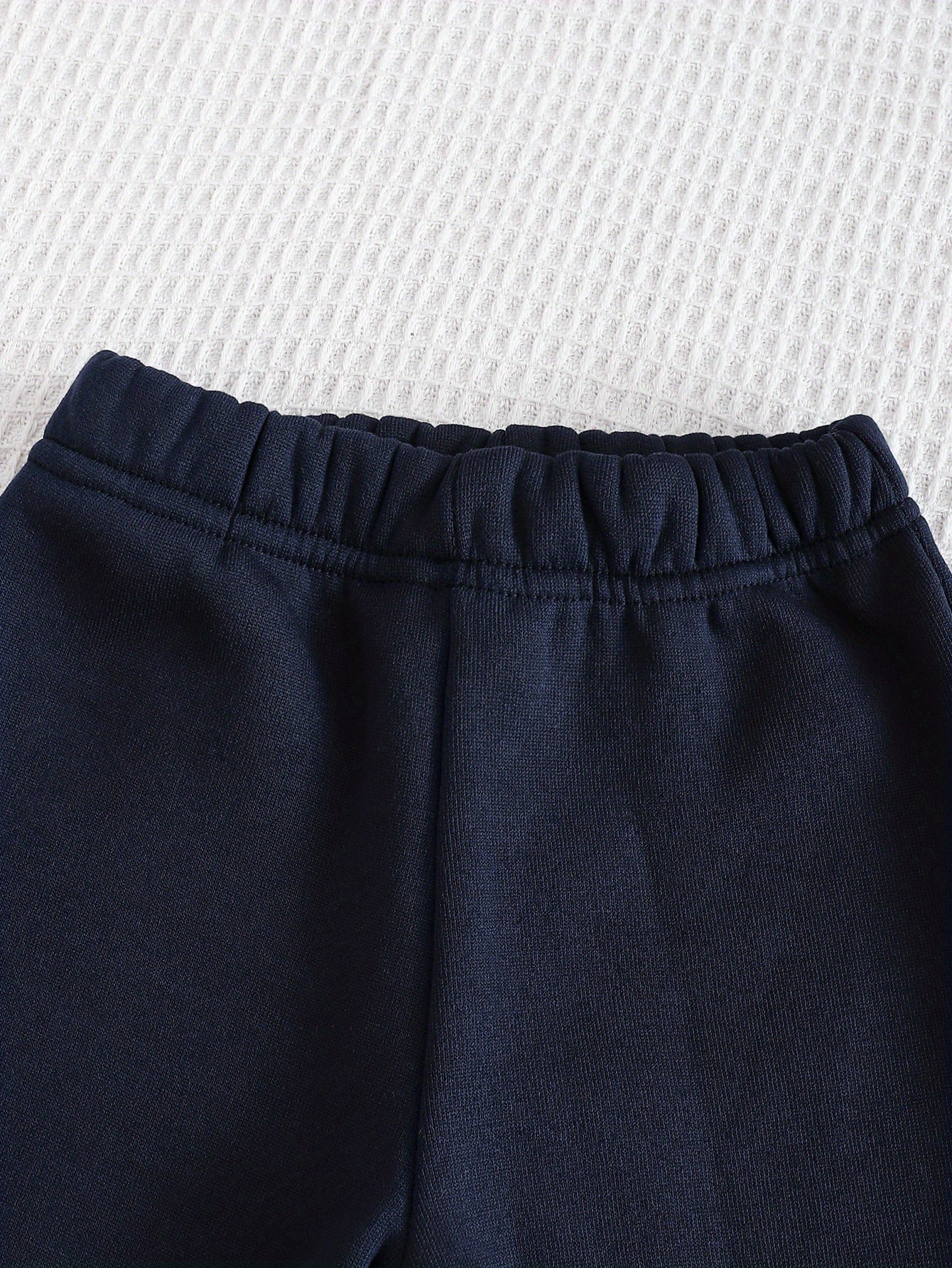 Boys' Autumn/Winter New Three-Piece Set with Mickey Mouse Classic Cartoon Print Long-Sleeve Round Neck Hoodie and Zip-Up Sleeveless Top, Matching Printed Sweatpants - Fleece-Lined Thickened Warm Comfortable Outfit for Parties