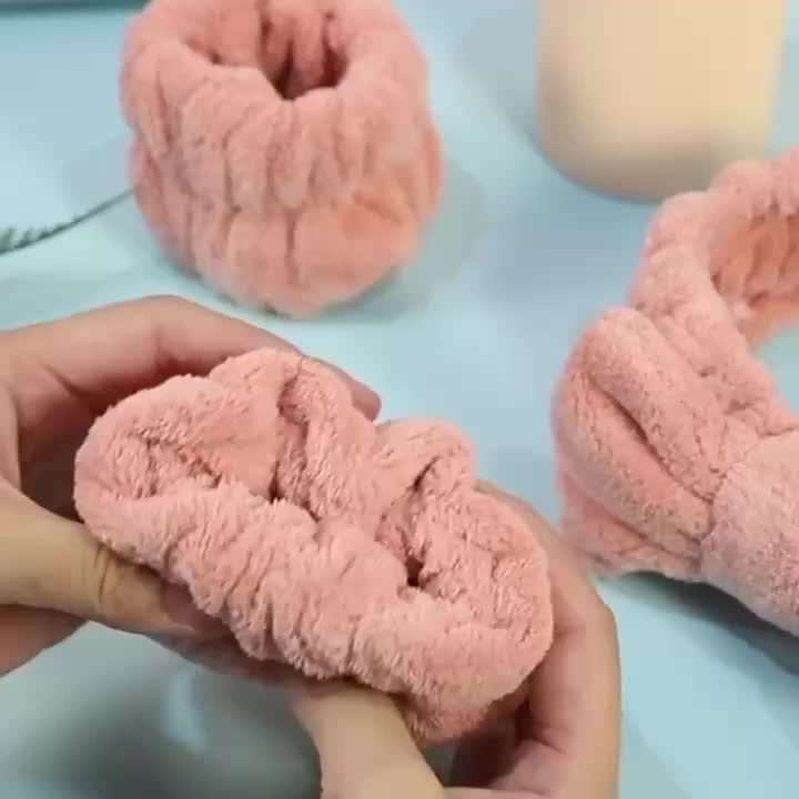 Conjunto de 15 peças de ferramentas de maquilhagem facial - 12 esponjas de maquilhagem ultramacias e laváveis ​​para pó facial e corporal, ideais para base e cosméticos, além de 1 bandolete com laço e 2 pulseiras.