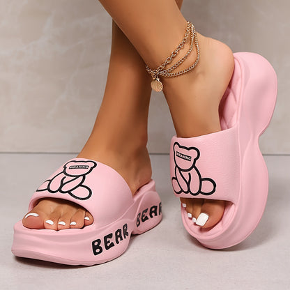 Sandálias em EVA com estampado de letras e ursinhos fofos, modelo plataforma para mulher, com sola macia, ideais para usar em casa ou nas férias. Resistentes ao desgaste.