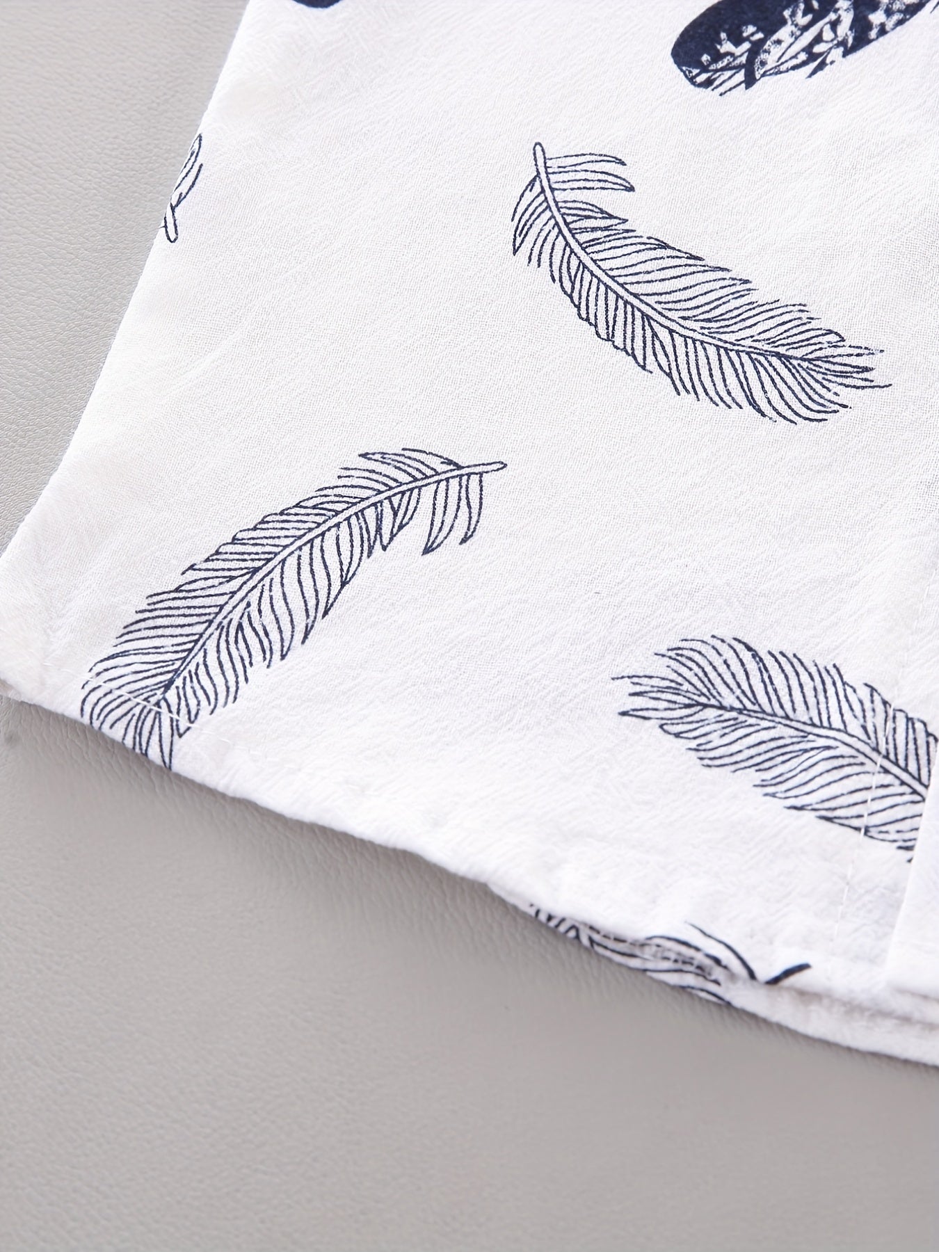 Conjunto casual para bebé menino - Camisola de manga curta e calções com estampado de penas - Conjunto infantil de 2 peças para atividades ao ar livre