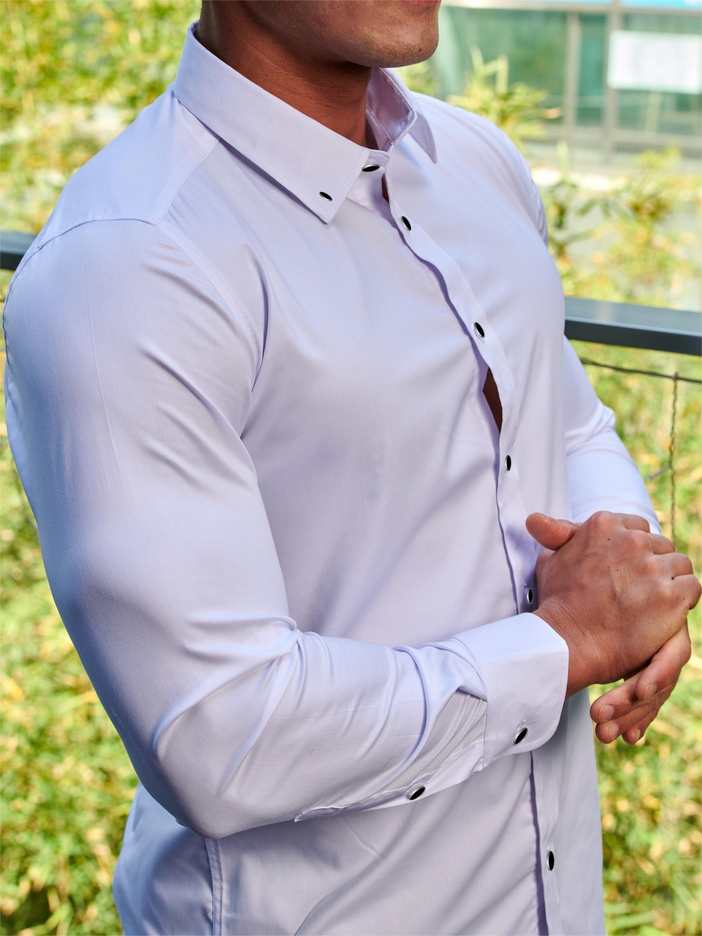 Camisa de homem de manga comprida, corte slim, cor sólida, tecido elástico de secagem rápida e fecho de botões. Ideal para atividades físicas na primavera e no outono.