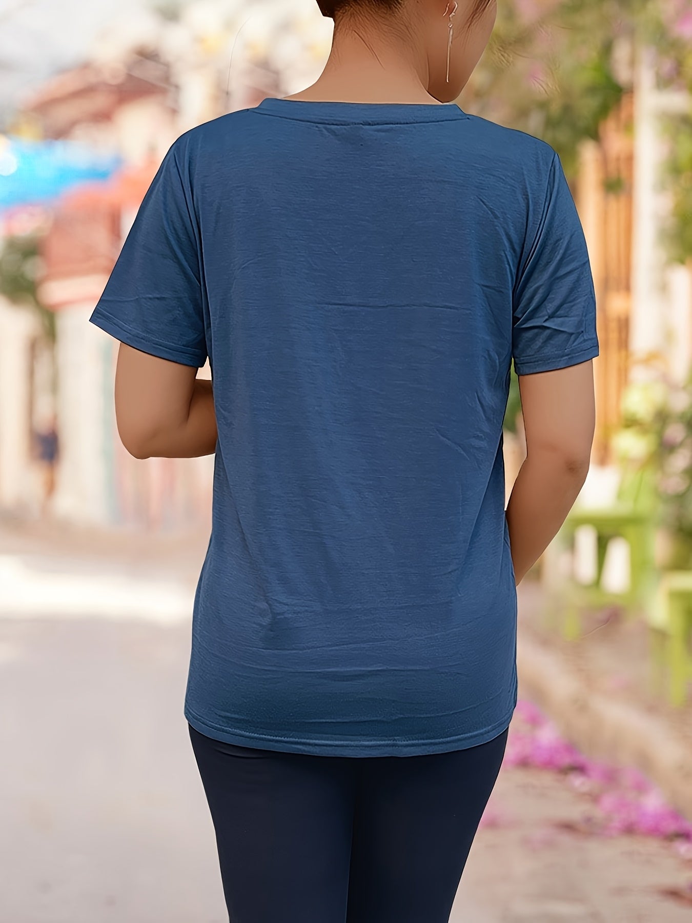 T-shirt casual para mulher com decote em V e estampado da inscrição "Brooklyn New York" - Estampado vibrante em rosa e preto, manga curta, corte regular, lavável à máquina, ideal para a primavera, verão e outono. Tecido resistente e durável.