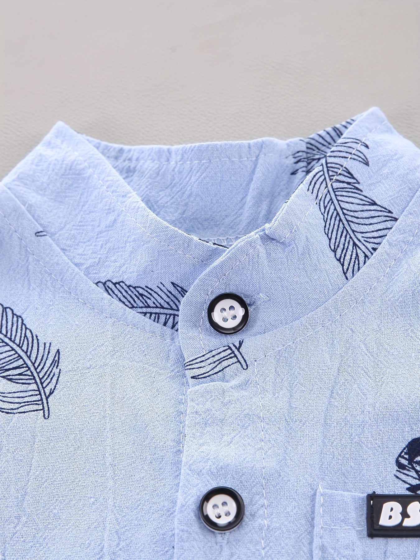 Conjunto casual para bebé menino - Camisola de manga curta e calções com estampado de penas - Conjunto infantil de 2 peças para atividades ao ar livre