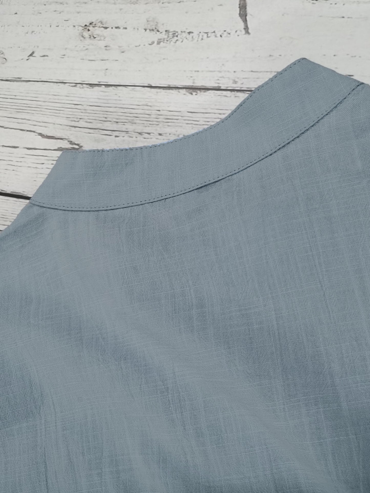 Camisa de homem, gola padre, manga curta, estilo Henley, ideal para o verão, uso casual, negócios e ocasiões formais.