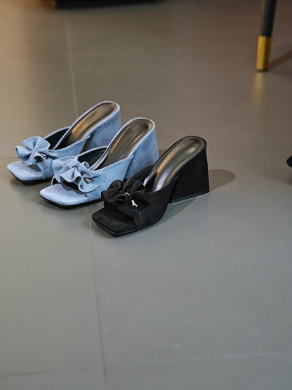 Chinelo feminino chique para o verão - Mules pretos de salto grosso e bico aberto, chinelos femininos de malha com salto alto e bico quadrado, com sola de borracha confortável.