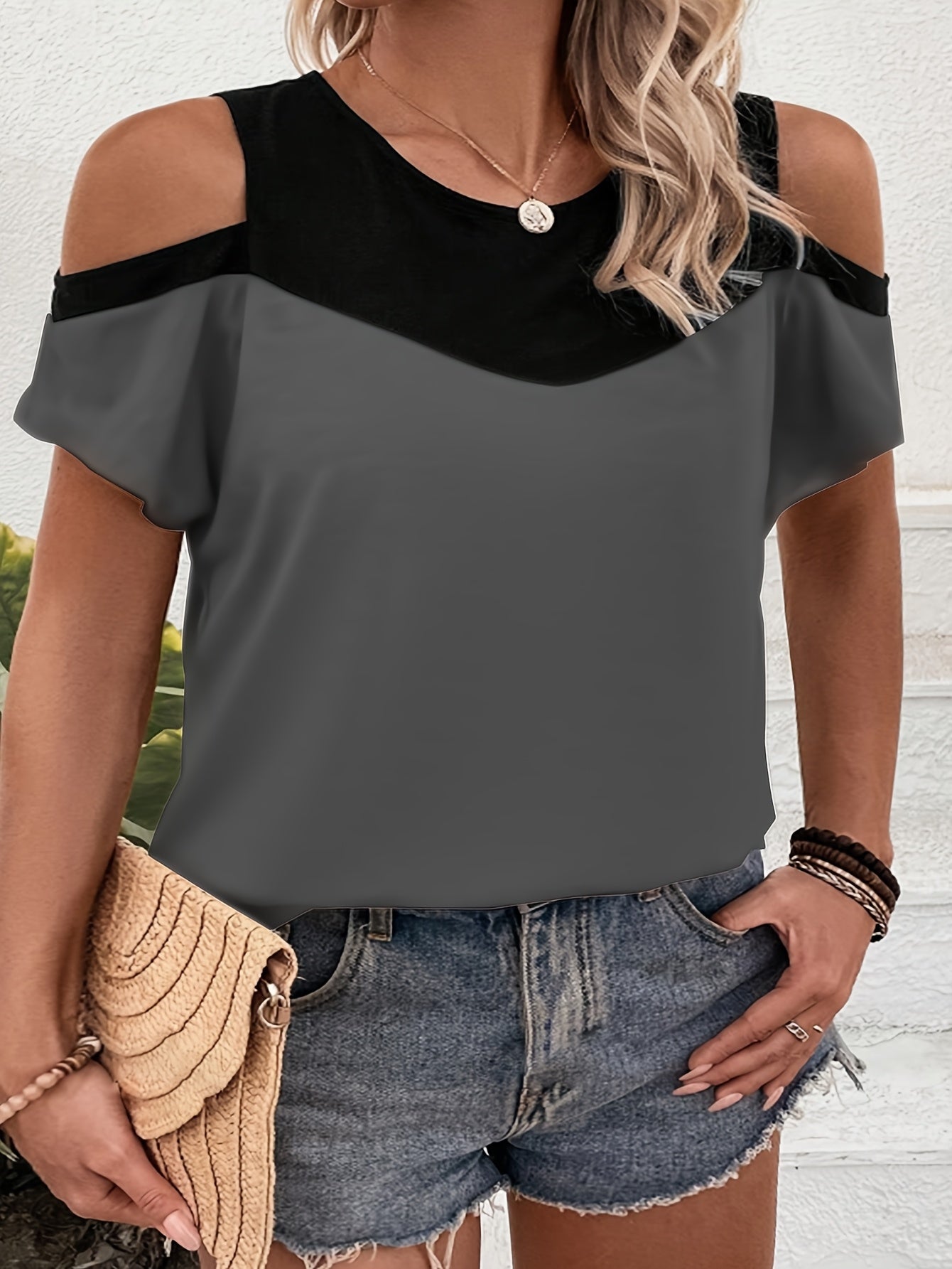 9068# Women's Plus Size Off-Shoulder Round Neck T-Shirt - Color Block Striped Summer Top, Breathable Machine-Washable Casual Elegant Tee, Ladies T Shirts, Easycare Clothing, Nontransparent Fabric, Relaxed Fit, Stylish Blouse,