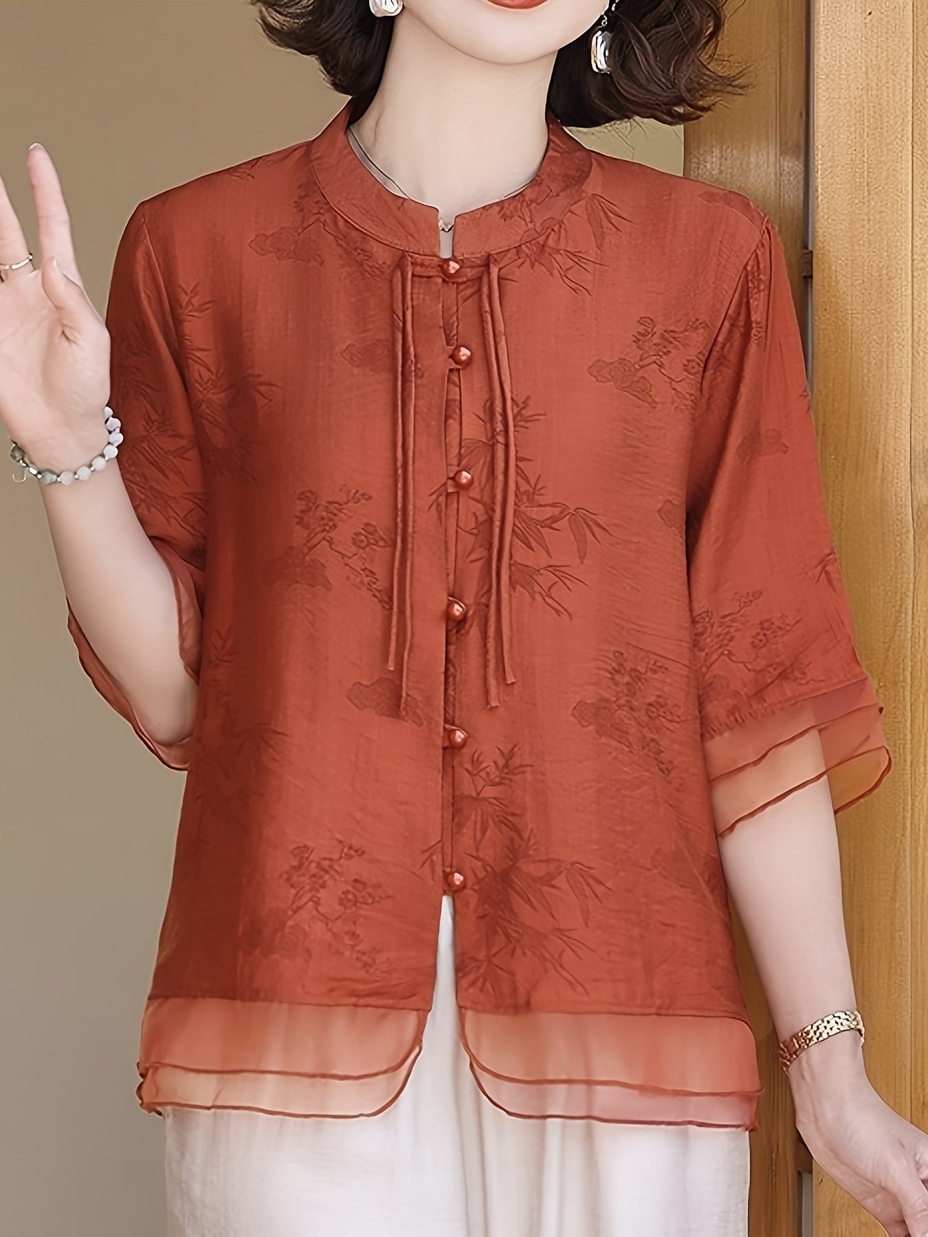 Elegante blusa de verão para mulher com estampado floral - Manga curta, gola mandarim, corte largo, verde-azeitona claro, perfeita para looks casuais. Blusa casual | Blusa com estampado floral | Camisola com gola mandarim