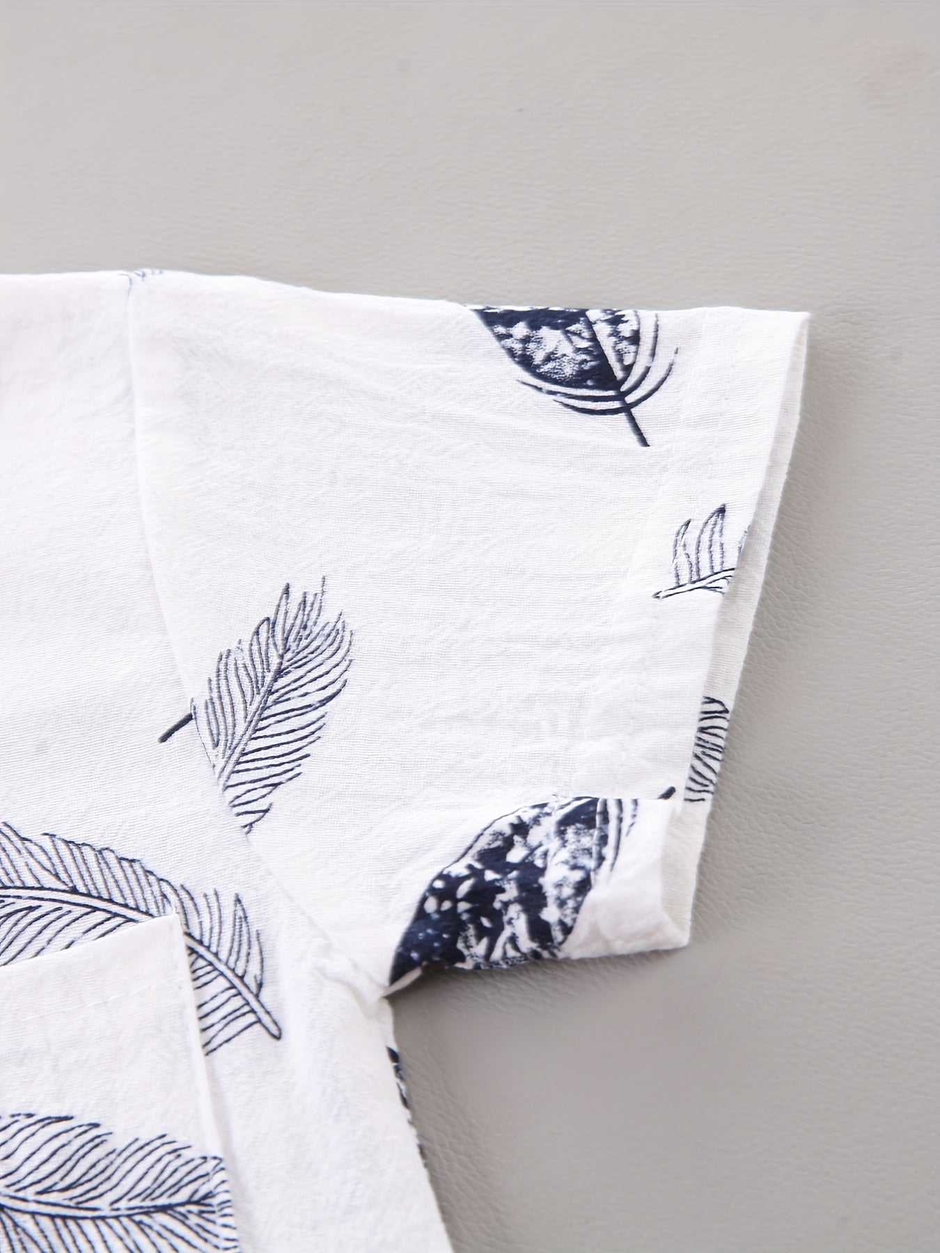 Conjunto casual para bebé menino - Camisola de manga curta e calções com estampado de penas - Conjunto infantil de 2 peças para atividades ao ar livre