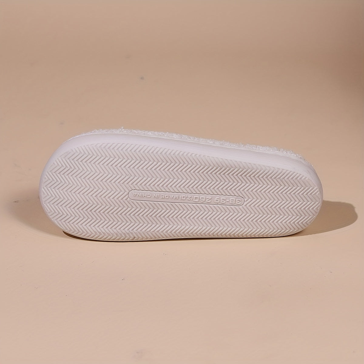 Pantufas felpudas com estampado de árvore de Natal, chinelos de inverno fechados e quentinhos para usar em casa, pantufas aconchegantes de sola macia e felpuda.