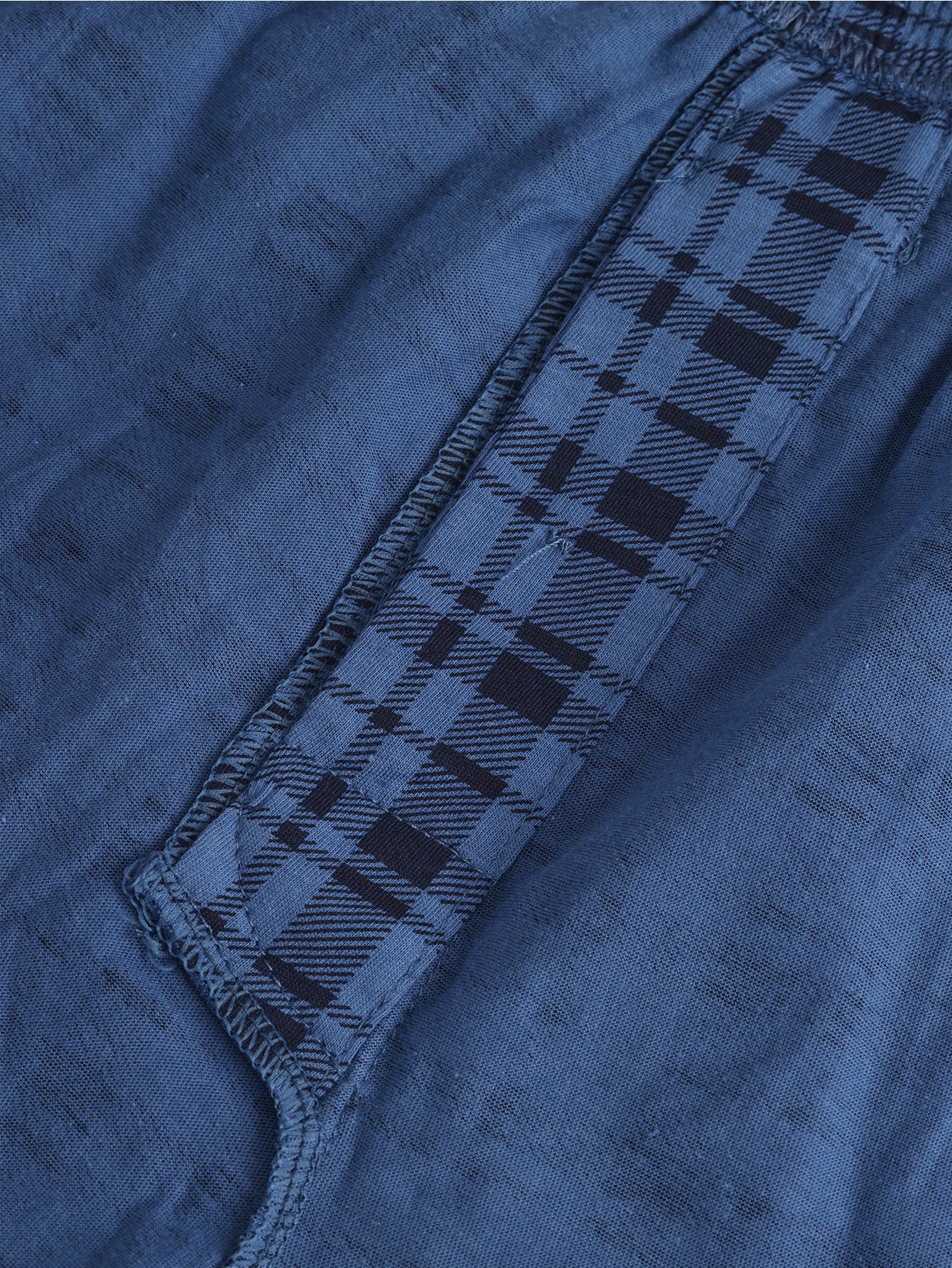 Calça de homem em algodão puro com estampado de flechas, larga, ideal para pijamas, de cintura subida e com gancho profundo.