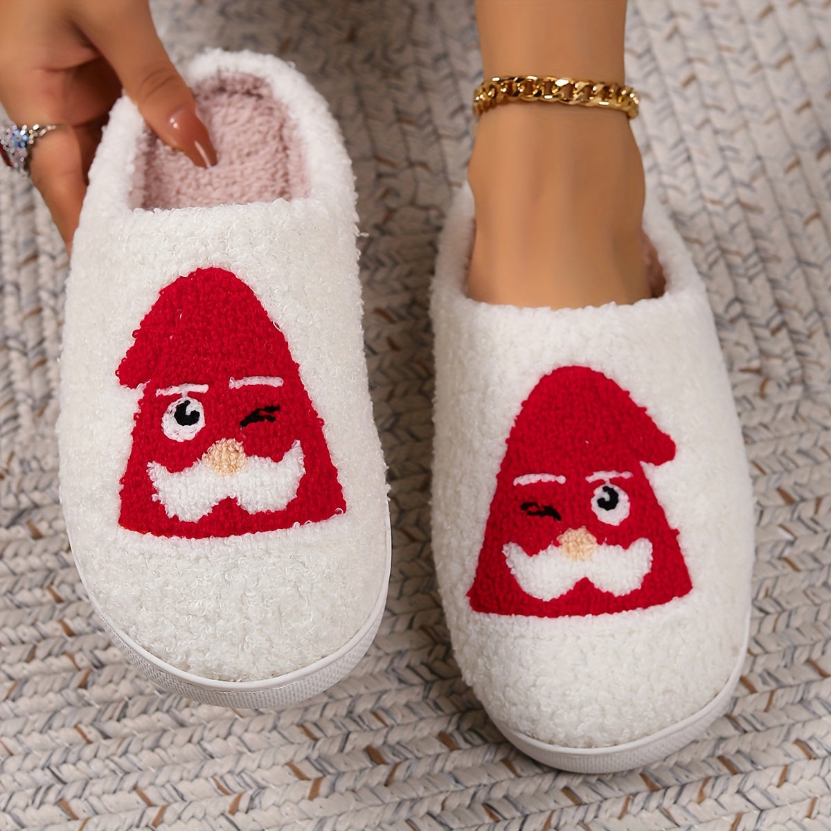 Pantufas felpudas com estampado de árvore de Natal, chinelos de inverno fechados e quentinhos para usar em casa, pantufas aconchegantes de sola macia e felpuda.