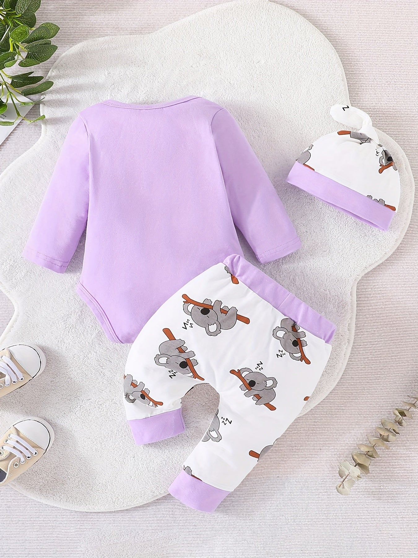 Conjunto de body de manga comprida, calças e gorro para bebé menino em algodão com estampado de coala a dormir super giro. Roupa para recém-nascido.