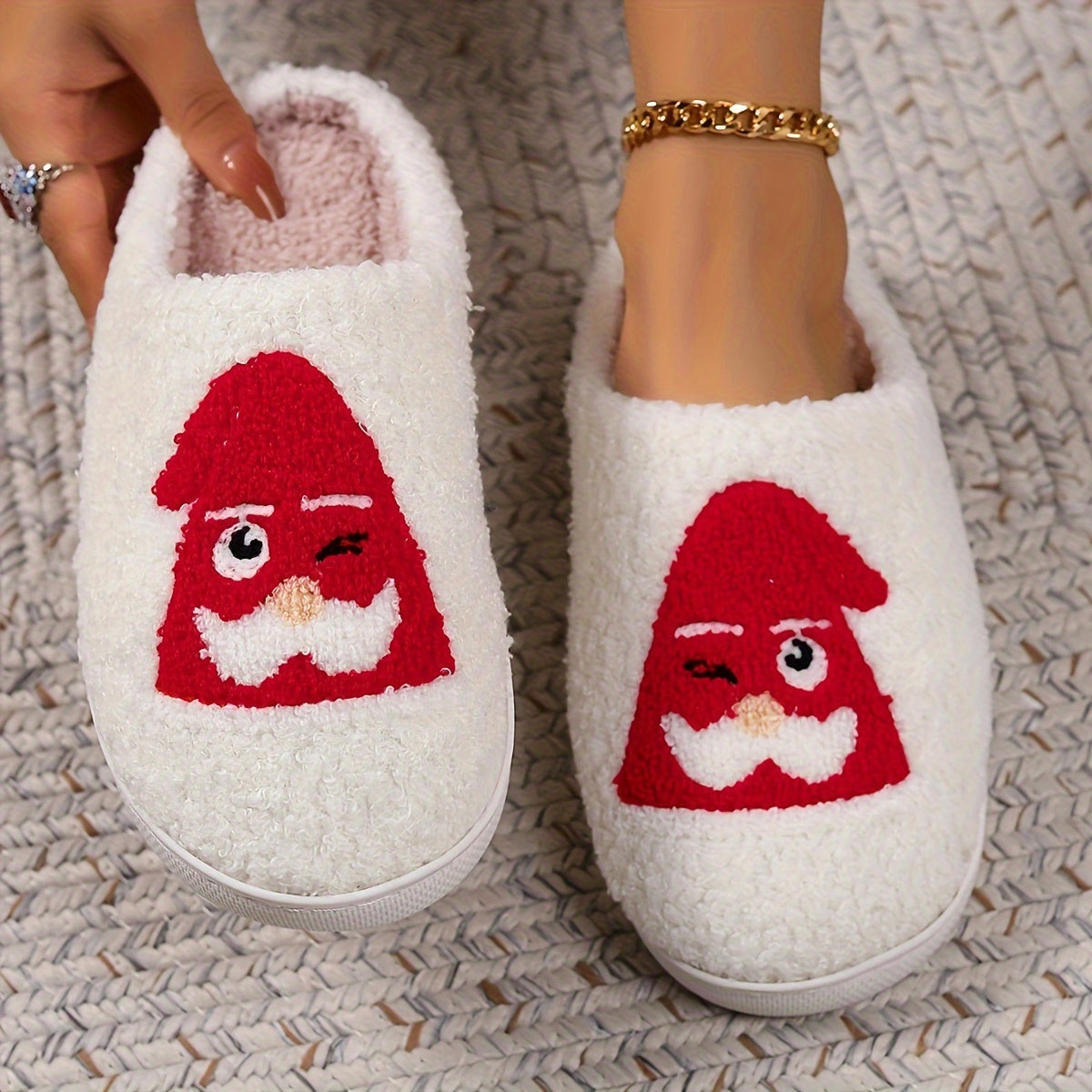 Pantufas felpudas com estampado de árvore de Natal, chinelos de inverno fechados e quentinhos para usar em casa, pantufas aconchegantes de sola macia e felpuda.