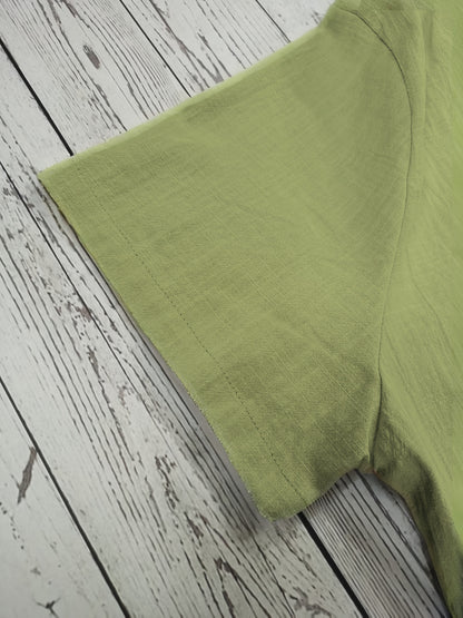 Camisa de homem, gola padre, manga curta, estilo Henley, ideal para o verão, uso casual, negócios e ocasiões formais.