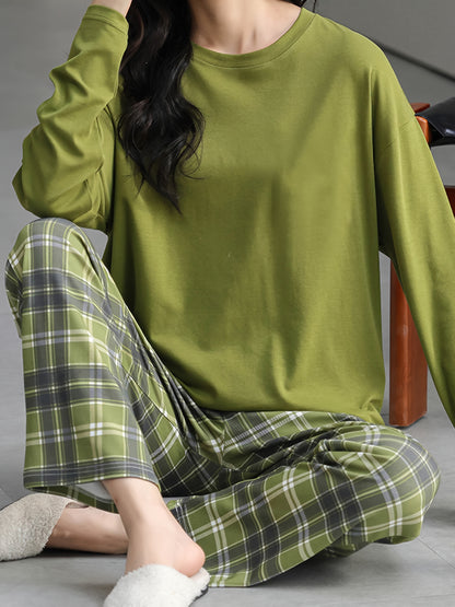2-piece women's pajama set, green round neck long-sleeved top with plastic print and elastic waist pants, comfortable casual fit, machine washable, essential loungewear for autumn and winter.