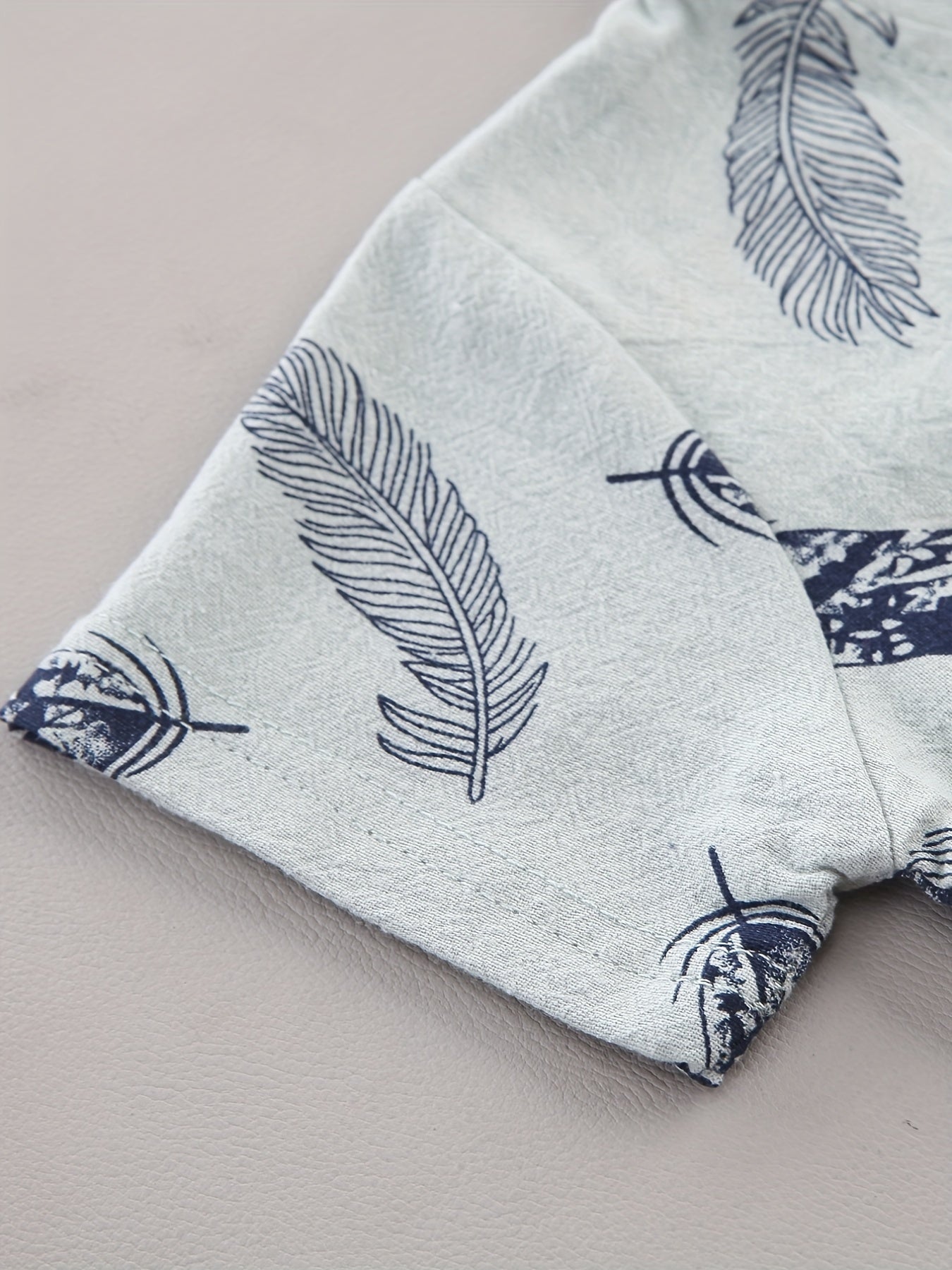 Conjunto casual para bebé menino - Camisola de manga curta e calções com estampado de penas - Conjunto infantil de 2 peças para atividades ao ar livre