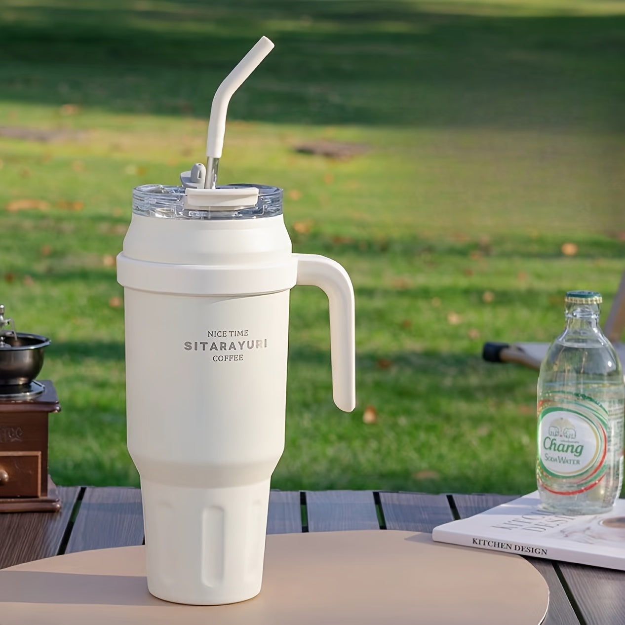 Copo térmico portátil de 1,4 litros (47,3 oz) com pega e tampa com palhinha, garrafa de água portátil de grande capacidade, copo de aço inoxidável para automóvel, ideal para desportos ao ar livre, viagens e campismo. Presente de Natal.