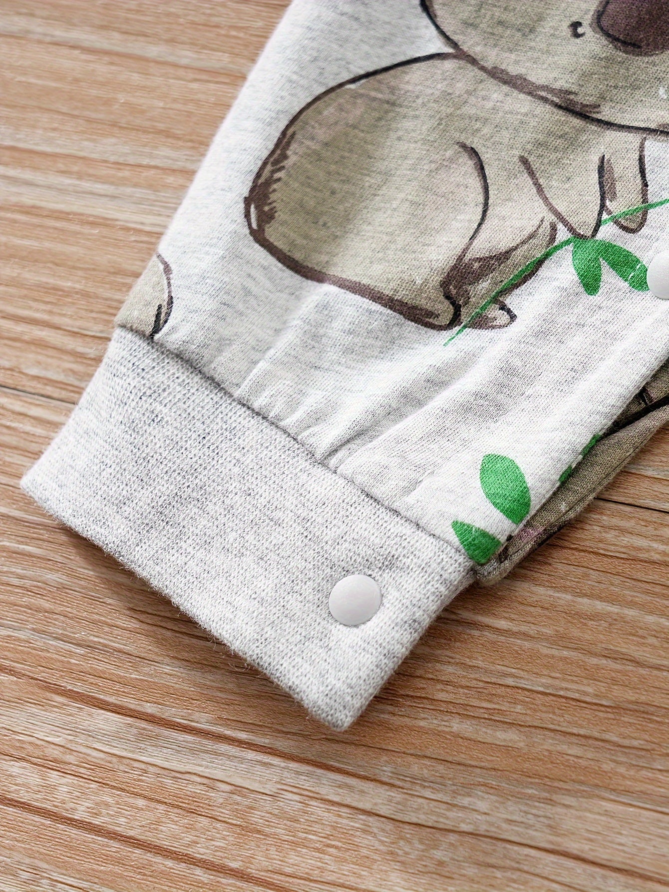 Macacão de manga comprida com gola redonda para bebé com estampado fofo de coala de desenho animado