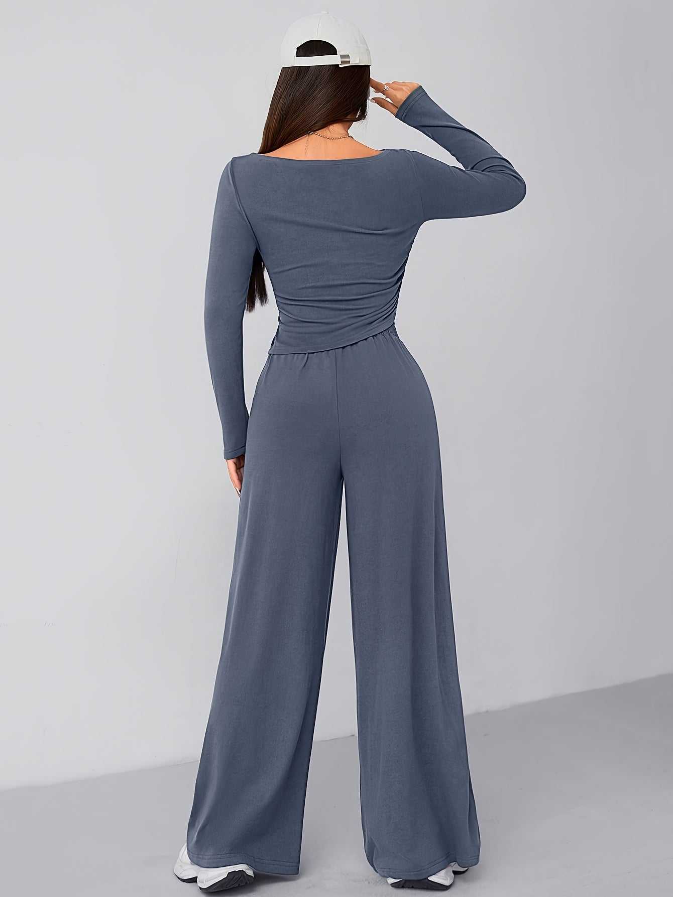 Conjunto de calças largas e corte descontraído para um look moderno e despojado em casa.