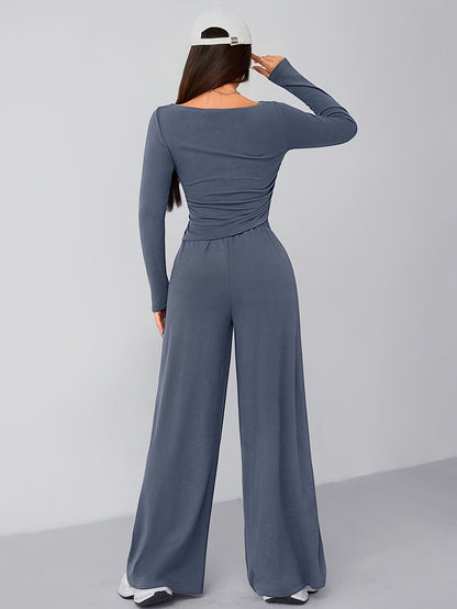 Conjunto de calças largas e corte descontraído para um look moderno e despojado em casa.