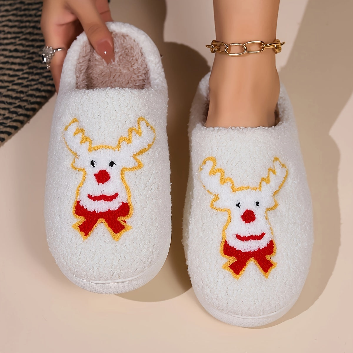 Pantufas felpudas com estampado de árvore de Natal, chinelos de inverno fechados e quentinhos para usar em casa, pantufas aconchegantes de sola macia e felpuda.