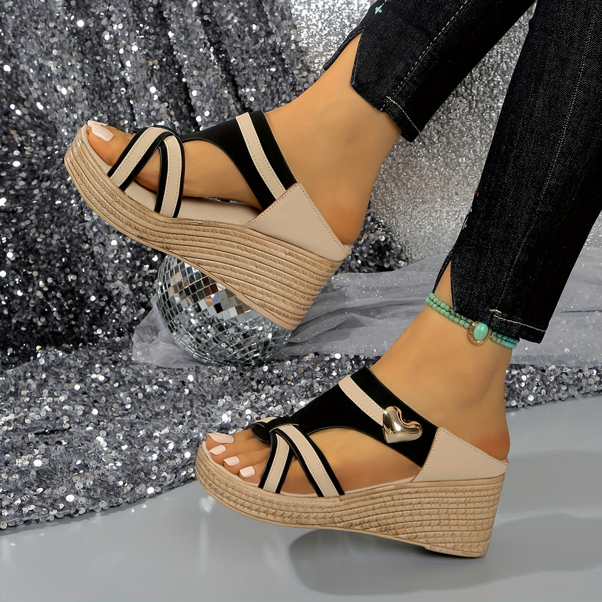 A mesma ladeira com chinelos de coração preto.