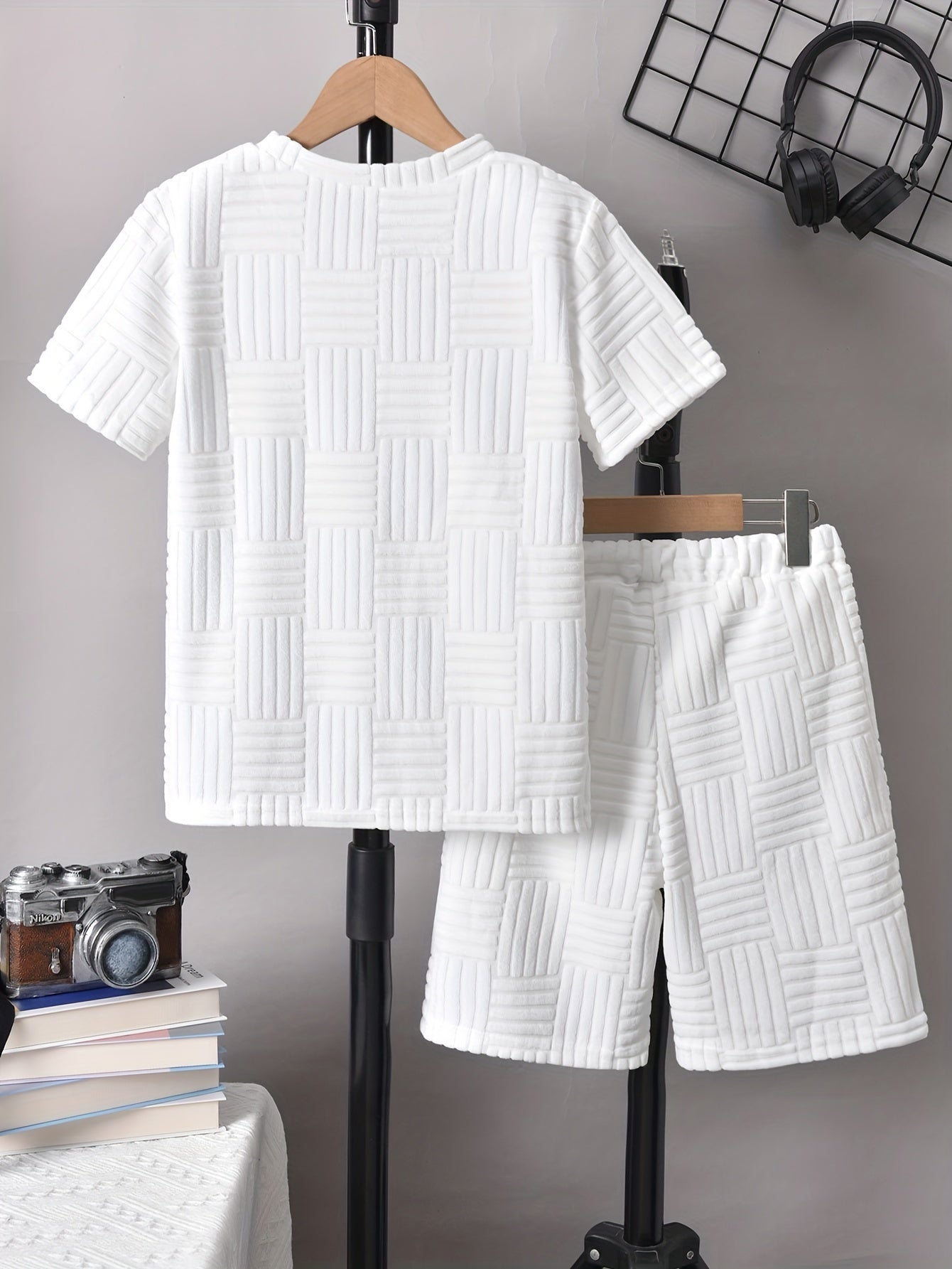 Boys' Fashion Casual Round Neck Short Sleeve T-Shirt + Casual Shorts Two-Piece Set, Perfect for Outdoor
