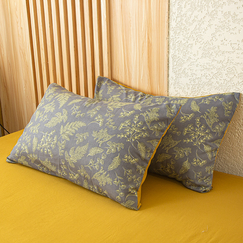 Dark Vine Pattern 4-Piece Vintage Small Floral Bedding Set. Includes 1 flat sheet, 1 duvet cover, and 2 pillowcases. Machine washable polyester. Breathable and easy to clean. Does not contain down duvet or pillowcases.