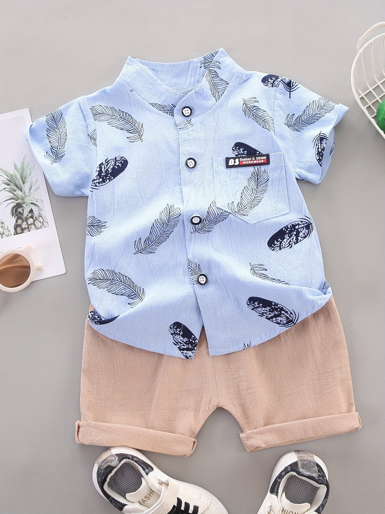 Conjunto casual para bebé menino - Camisola de manga curta e calções com estampado de penas - Conjunto infantil de 2 peças para atividades ao ar livre
