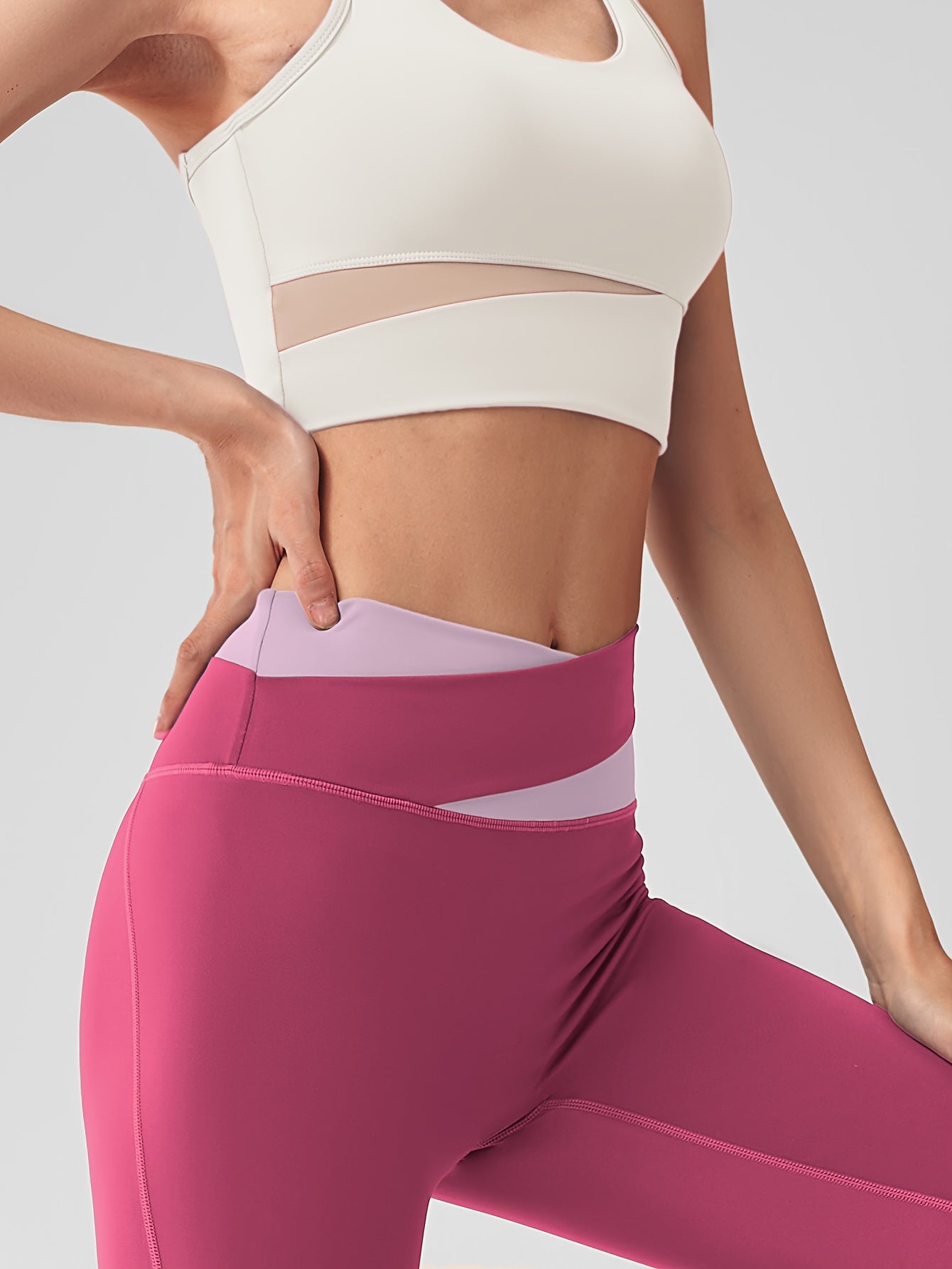 Women's 2-piece sports set with sports bra and leggings, color block design suitable for cycling, fitness, yoga, and running.