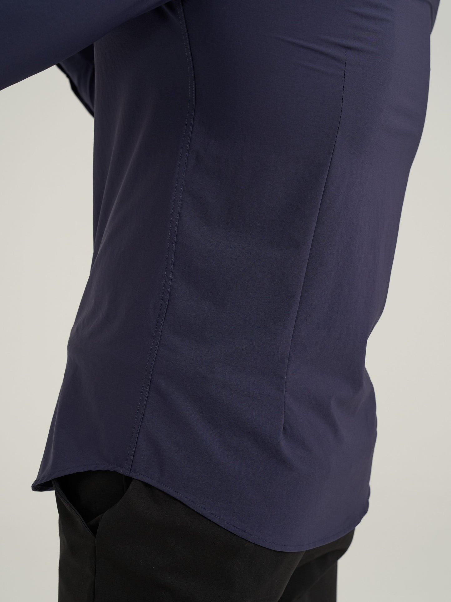 Camisa de homem de manga comprida, corte slim, cor sólida, tecido elástico de secagem rápida e fecho de botões. Ideal para atividades físicas na primavera e no outono.