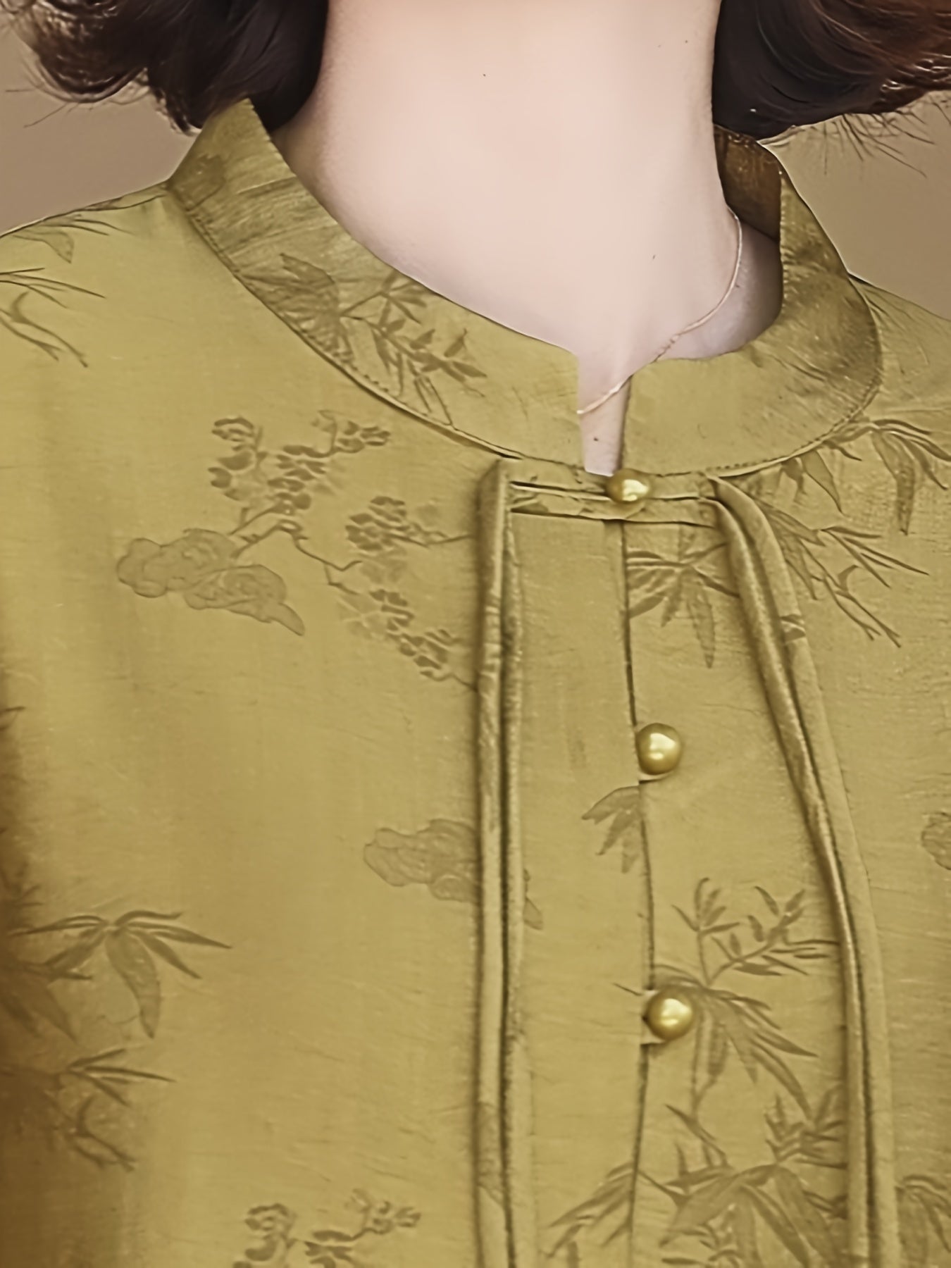 Elegante blusa de verão para mulher com estampado floral - Manga curta, gola mandarim, corte largo, verde-azeitona claro, perfeita para looks casuais. Blusa casual | Blusa com estampado floral | Camisola com gola mandarim