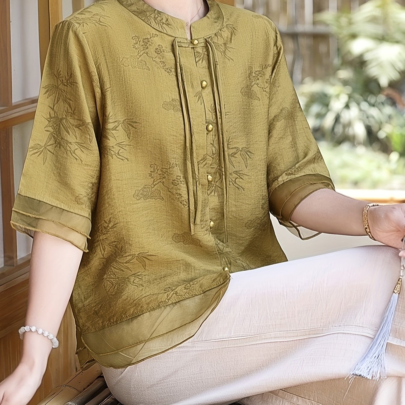 Elegante blusa de verão para mulher com estampado floral - Manga curta, gola mandarim, corte largo, verde-azeitona claro, perfeita para looks casuais. Blusa casual | Blusa com estampado floral | Camisola com gola mandarim