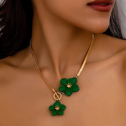 Colar feminino com duplo pendente floral branco em tom dourado - Joia elegante e minimalista com corrente para uso diário e festas, acessório versátil para todo o ano, acessório para festas, estilo sofisticado, acabamento luxuoso.