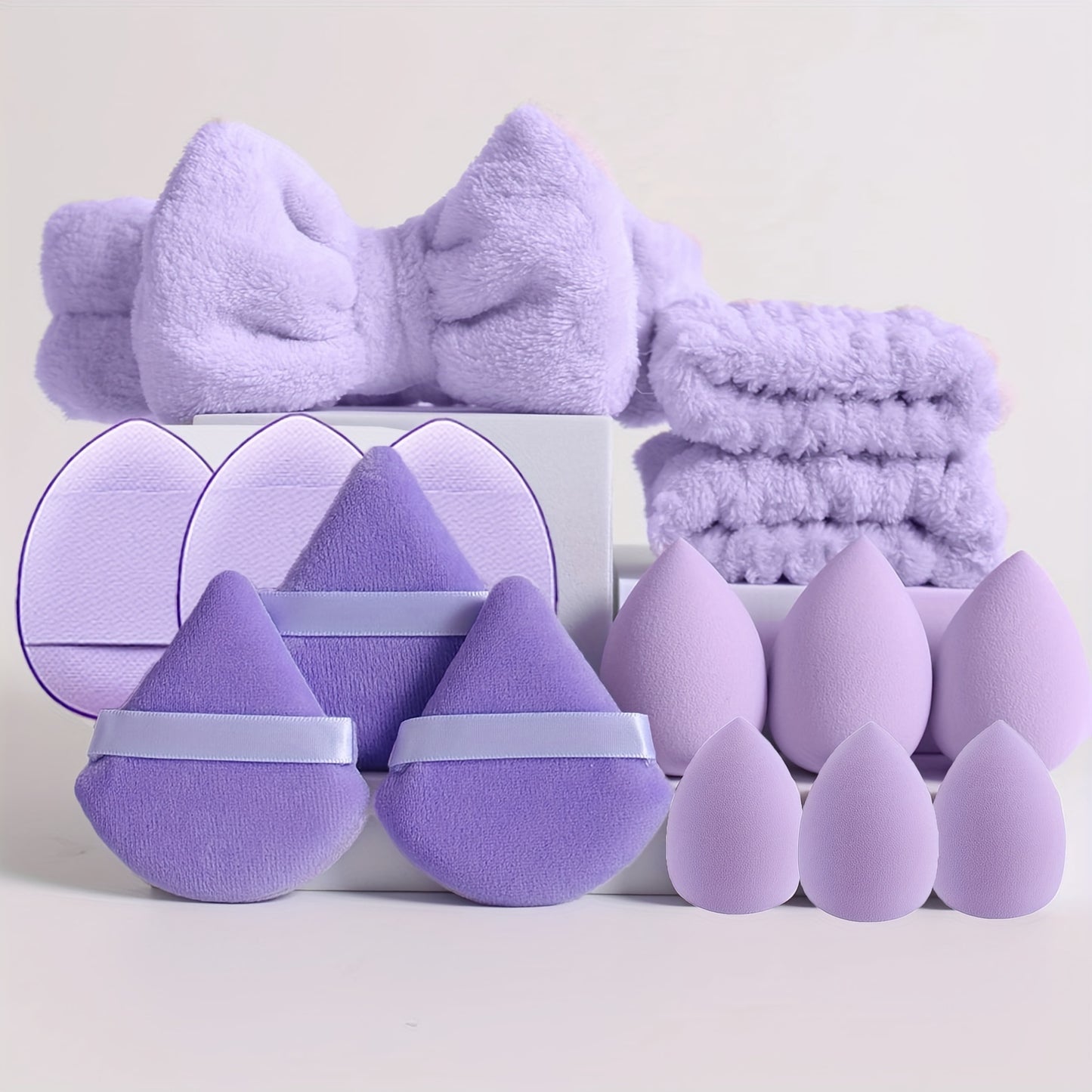 Conjunto de 15 peças de ferramentas de maquilhagem facial - 12 esponjas de maquilhagem ultramacias e laváveis ​​para pó facial e corporal, ideais para base e cosméticos, além de 1 bandolete com laço e 2 pulseiras.