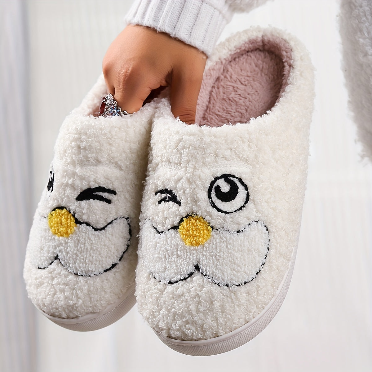Pantufas felpudas com estampado de árvore de Natal, chinelos de inverno fechados e quentinhos para usar em casa, pantufas aconchegantes de sola macia e felpuda.