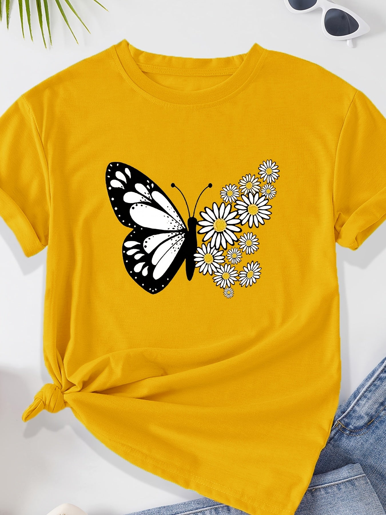 T-shirt casual para mulher com estampado floral de borboletas e margaridas, gola redonda - Verde azeitona, Lavável à máquina, Modelagem regular para looks casuais, Moda para todas as estações, Estilo descontraído, Tecido não transparente